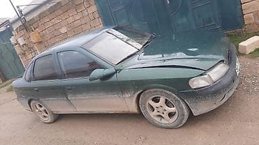 07 ucuz: Opel Vectra sedan, tünd yaşıl rəng. Benzinlə işləyən, ön ötürücülü, 4 — 3