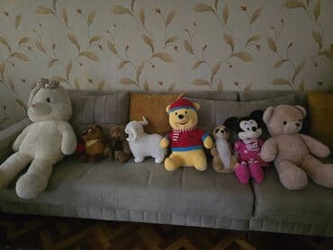 Bu yumşaq oyuncaq dəsti müxtəlif personajları və ölçüləri özündə