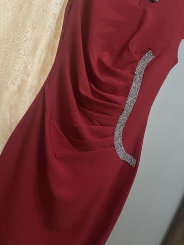 вечерние бордовые платья: Qırmızı zərif ziyafət donu - Model: midi uzunluq, bədənə oturan kəsim — 5
