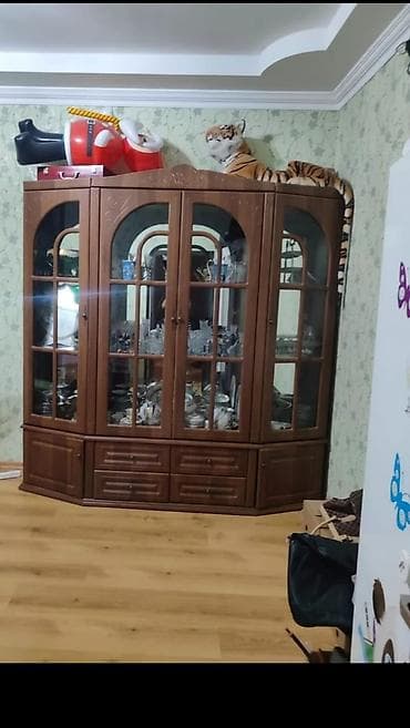bufet biləcəri: Klassik üslubda böyük vitrinli bufet - Material: taxta karkas, ön — 1