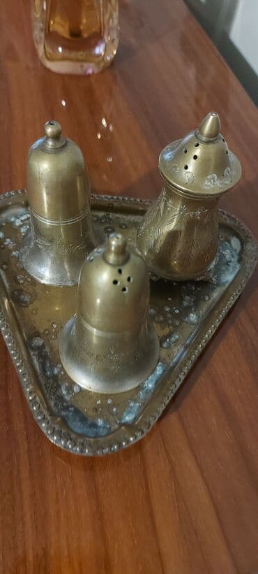 qədmi qablar: Üç ədəd qədimi üslubda hazırlanmış ədviyyat qabı dəsti. Dəstə duz və — 1