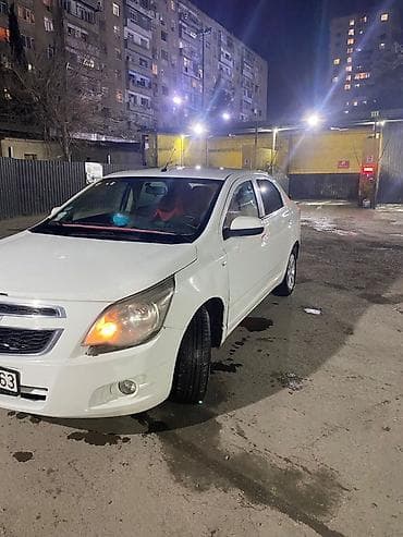 zapi maşin: Təcili satilir heç bir prablemi yoxdur Ağ rəngli 4 qapılı sedan — 4