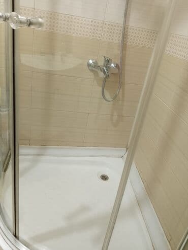 Duş başlıqları: Gümüşü rəngli profillərə malik, yarım dairəvi duş kabinəsi. Hamam — 4