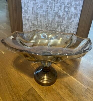 plastik suse: Şəffaf şüşə materialdan hazırlanmış, dalğalı kənarları olan və metal — 1