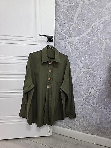 qadin koynek modelleri: Zeytun-yaşıl rəngdə, uzunqol, oversize kəsimli qadın köynəyi. Klassik — 1