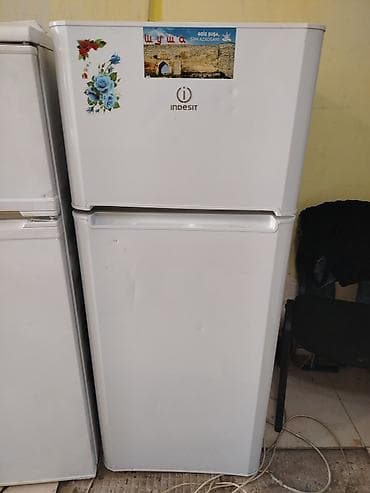 madem satışı: Indesit markalı ikiqapılı soyuducu. Ağ rəngdədir, yuxarıda dondurucu — 1