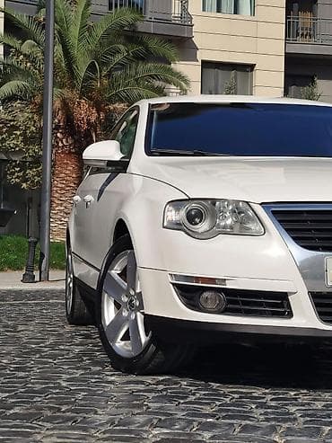 Volkswagen Passat sedan - Korpus: ağ rəng, 4 qapı, geniş salonlu