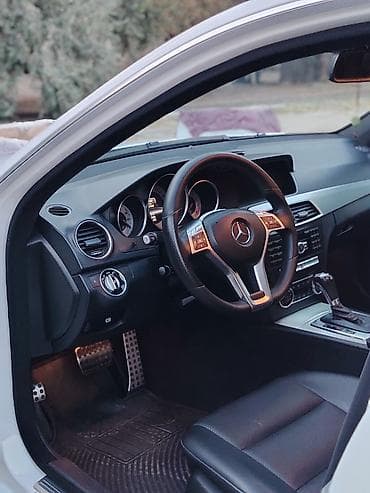kompressor teh: Mercedes-Benz C-Class sedan (C250 emblemli), ağ rəng. Xüsusiyyətlər — 9