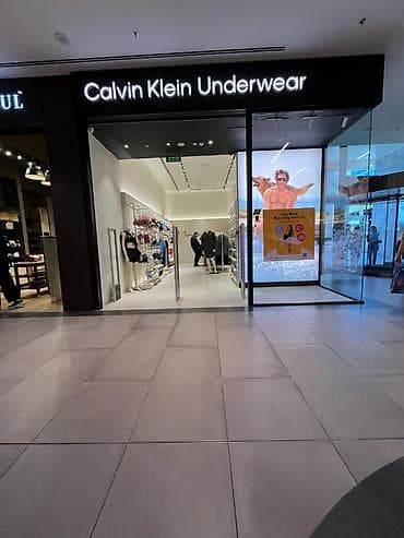 çöl qapi: Ticarət mərkəzlərində mağaza vitrinlərinin quraşdırılması Crescent — 1