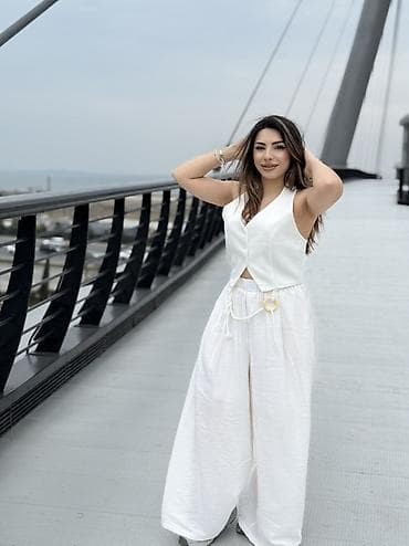 optimals hydra care: Ağ rəngli qadın geyim dəsti - Üst: V-yaxa, düyməli qolsuz — 1