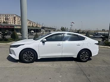 BYD: BYD sedan – ağ rəng, müasir dizayn və aerodinamik siluet. Xarici — 4