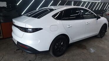 BYD elektrik sedan - Kuzov: fastbek tipli 4 qapılı sedan, ağ rəng