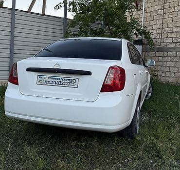 vaz 2107 abirsofka: Ağ rəngli sedan Xüsusiyyətlər: - Kuzov: 4 qapılı sedan, ağ rəng - — 5
