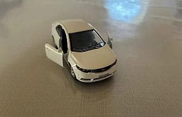 Ağ rəngli sedan tipli oyuncaq avtomobil maketi - Material: metal və — 3