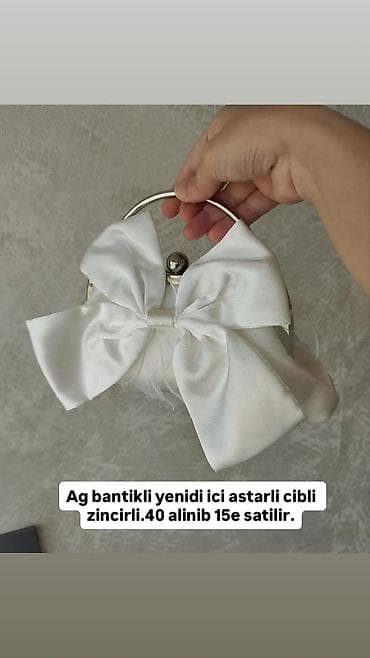 Сумки: Ağ rəngli bantlı qadın çantası. Metal dairəvi əl tutacağı, üst düyməli — 1