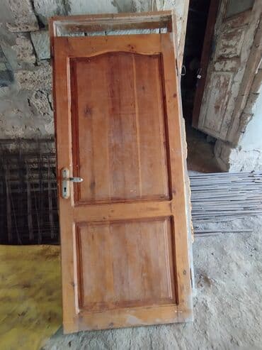 Taxta qapı taxta çərçivə ilə birlikdə təklif olunur. Qapı qəhvəyi