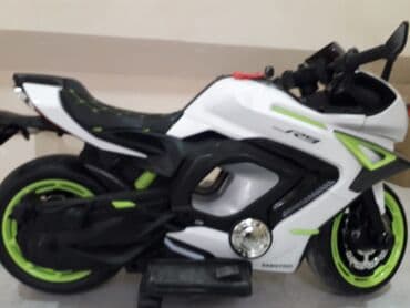 Elektrik motosiklet – sport üslubunda, ağ-yaşıl rəng sxemi ilə — 6