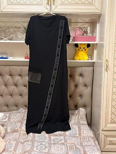 topdan paltar satisi: Qara rəngli rahat uzun paltar - Model: qısaqollu, dairəvi yaxalı - — 1