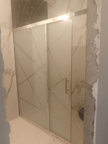 suse uzerinde sekil: Gümüşü çərçivəli və üzərində xətlər olan buzlu şüşəli sürüşən duş — 1