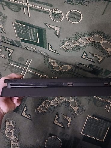 telefon gence: Sony PlayStation 4 Slim oyun konsolu + 2 ədəd DualShock 4 pultu dəsti — 4