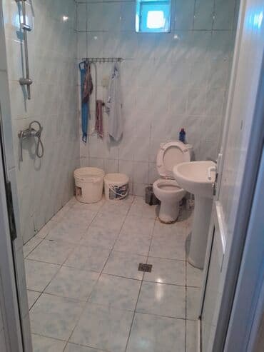 дом на колёсах: Şəhərətrafı ərazidə yerləşən, böyük həyət sahəsi olan tək mərtəbəli — 4