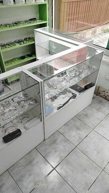 Optika vitrinləri və eynək sərgiləmə mebeli - Material: şüşə