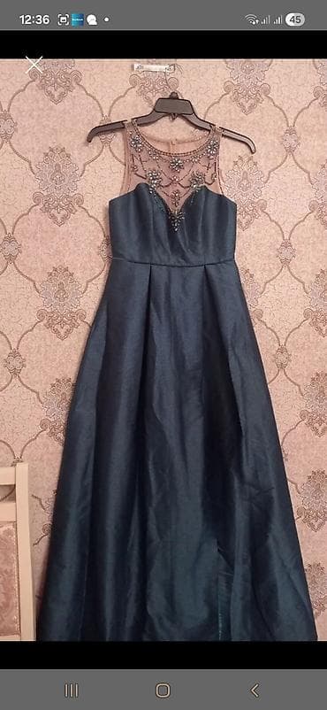 Zərif tünd yaşıl rəngli, uzun formalı qadın paltarı. Bu paltar yuxarı