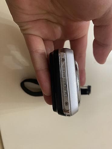 mark: Samsung kompakt rəqəmsal fotoaparat - Metalik gümüş rəngli korpus, əl — 6