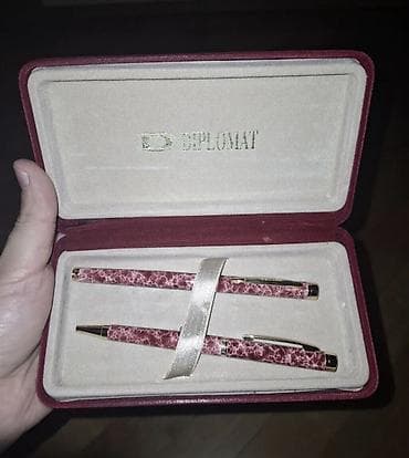 birinciler lenti: DIPLOMAT yazı dəsti - Brend: Diplomat - Tərkib: 2 ədəd qələm – 1 ədəd — 1