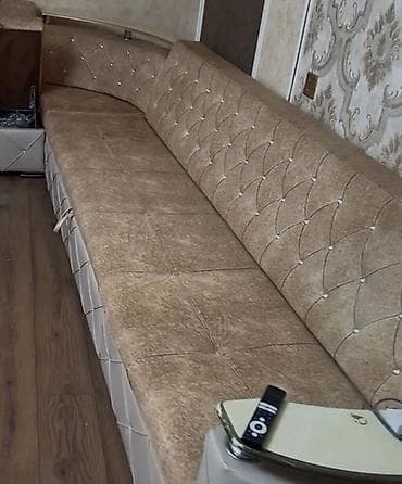 2 divan: Bu künc divan-çarpayı qəhvəyi rəngdədir və otağın küncünə rahatlıqla — 1