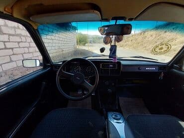 dörd göz maşın: Model: Lada (VAZ) 2107 Kuzov: sedan, tünd mavi rəng Dövlət nömrə — 11