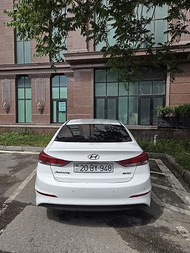 lider disk: Hyundai Elantra sedan – ağ rəng, Azərbaycan nömrə nişanı. Şəhər və — 8