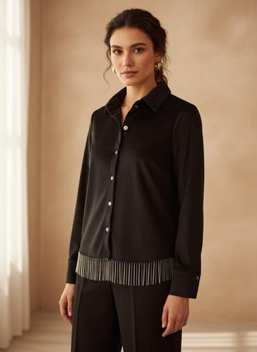köynekler: Qara rəngdə qadın köynəyi/bluz. Önü düyməlidir, klassik yaxalıq var — 1