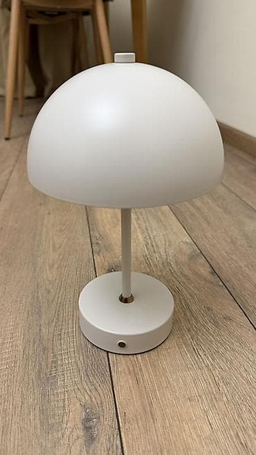 Minimalist masa lampası – ağ rəng, yarımküp formalı abaşurla. Kompakt