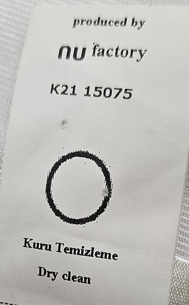 desd paltarlar: NU BLACK qadın kostyumu – ağ rəngdə, zərif atlas effekti ilə. Dəst: - — 5