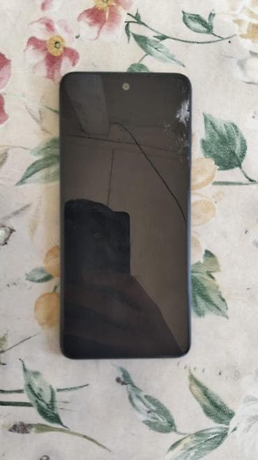 honor ucuz telefon: Smartfon – arxa tərəfdə üçlü kamera modulu, üst hissədə flaş və “13 MP — 2