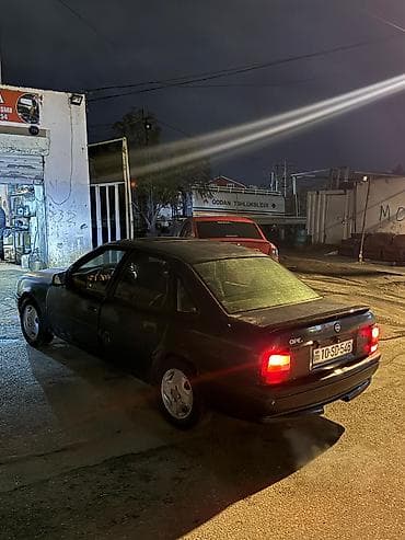 guzgu: Opel Vectra A sedan - Kuzov: 4 qapılı sedan, tünd yaşıl rəng - — 5