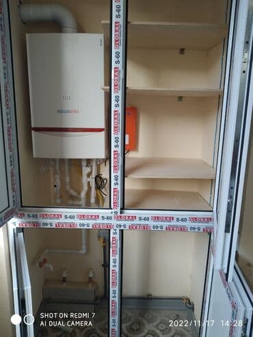 вешалка в прихожую с полкой: Balkon üçün plastik şkafların yığılması və quraşdırılması Ağ rəngdə 90 — 1