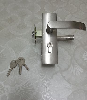 Qapı üçün metal kilid+ruçka dəsti işləkdir.açarlar varşuruplar yoxdu