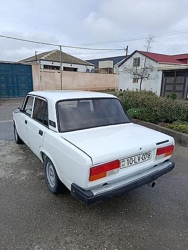qaz 24 volga: VAZ 2107 sedan - Kuzov: 4 qapılı, klassik ağ rəng - Mühərrik — 4
