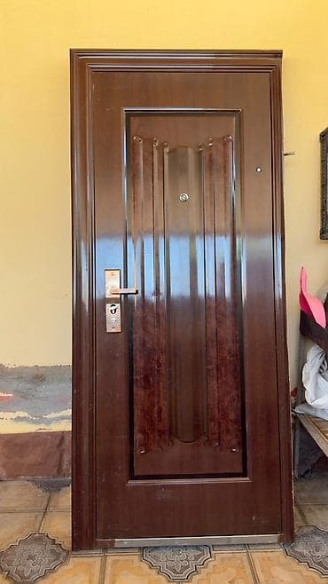 Seyf qapı satılır. Seyf qapi 210/90sm 120azn Bileceri 9339 leli