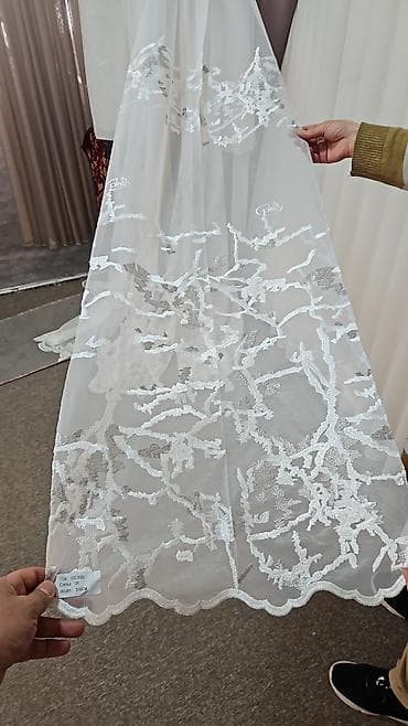 Zərif ağ tül pərdə, üzərində incə naxışlarla bəzədilib. Otağınıza