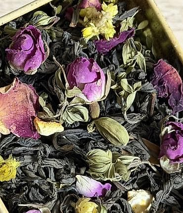 Gül-ədviyyatlı bitki çayı qarışığı Tərkib: - Qara çay yarpaqları -