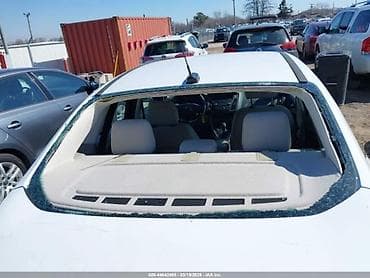 şevralit avtomobil: Ford Focus sedan, ağ rəng. - Kuzov: 4 qapılı sedan, aerodinamik qabaq — 5