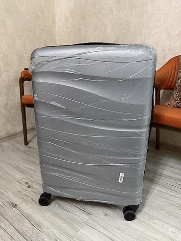 Böyük ölçülü sərt korpuslu çamadan – gümüş rəng. - Material: sərt