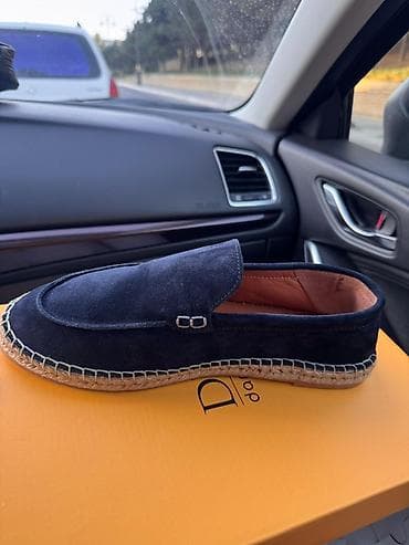 Ölcu sehv gelib deye satilir, 42 olcu yazilib, 41 41,5 e uygundur