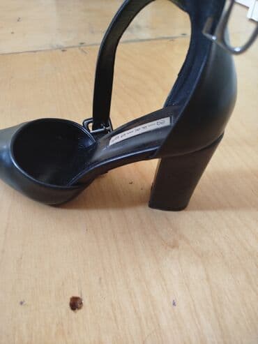 босоножки 27 размера: 2 dəfə geyinilib yaxşı vəziyyətdədir 
Ölçü:39 — 1