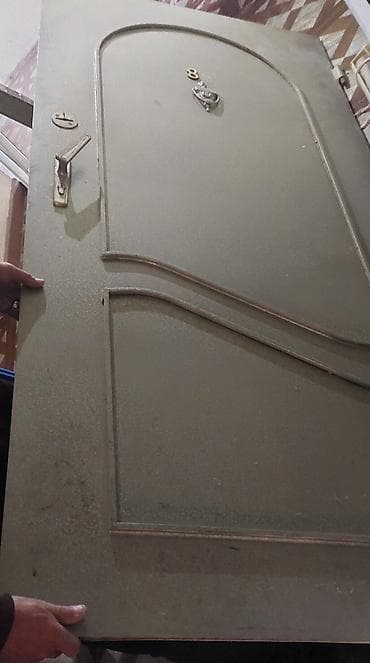 demir torba: Dəmir ağır qapıdır. Çərçivəsi ilə uzunluğu 2.7 eni 97. Alıcı ünvandan — 2