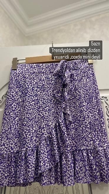 mini ətək: Bənövşəyi-ağ çiçək naxışlı ətək. Trendyoldan alınıb. Dizdən yuxarı — 1