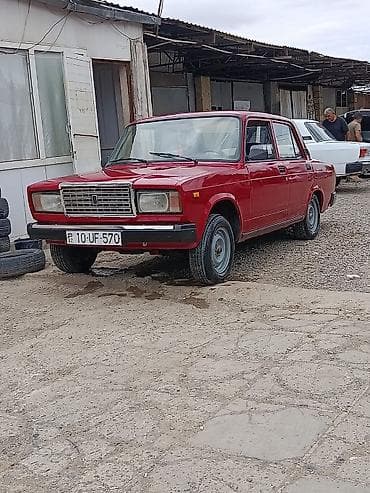 VAZ 2107, qırmızı sedan Xüsusiyyətlər: - Kuzov: 4 qapılı sedan